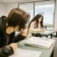 Estudiantes estudiando en un aula para ilustrar "cosa si studia al liceo scientifico" en un contexto de liceo científico.