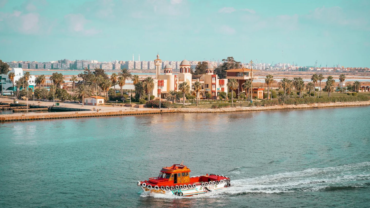 Vista aérea del Suez Canal para ilustrar dove si trova canale di suez en el contexto geográfico del artículo.
