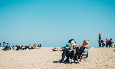 Persona descansando en una playa soleada, imagen útil para ilustrar perché il mare stanca en un contexto de calor y cansancio estival.