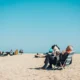 Persona descansando en una playa soleada, imagen útil para ilustrar perché il mare stanca en un contexto de calor y cansancio estival.
