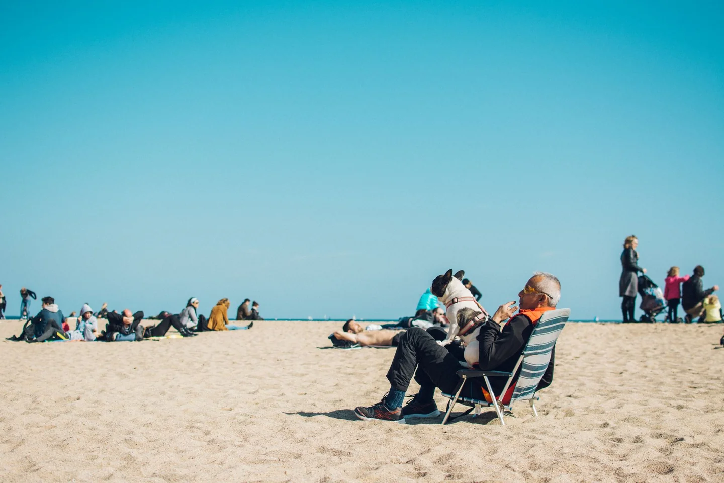 Persona descansando en una playa soleada, imagen útil para ilustrar perché il mare stanca en un contexto de calor y cansancio estival.