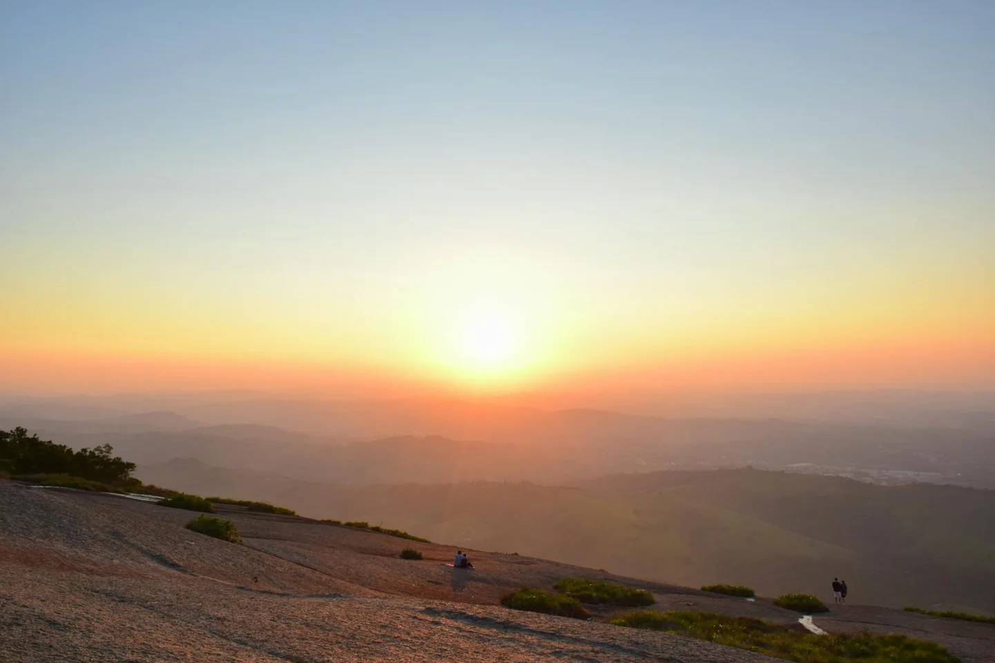 Paisaje de amanecer para ilustrar "dove sorge il sole e dove tramonta" y mostrar cómo cambia la posición del Sol en el horizonte.