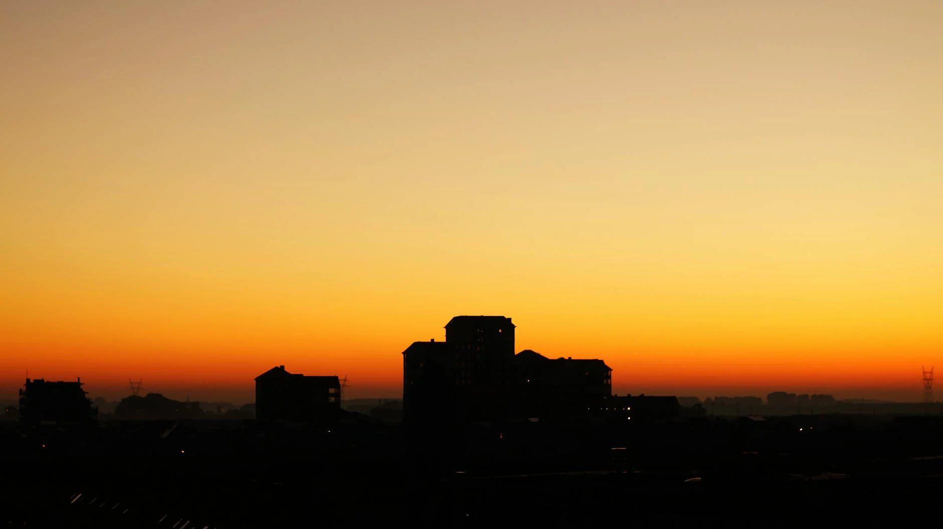 Silhouette at the sunrise horizon illustrating quando il di e la notte hanno la stessa durata en el contexto del cambio entre día y noche.