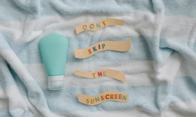 Botella de crema solar en la playa para ilustrar si può usare una crema solare scaduta