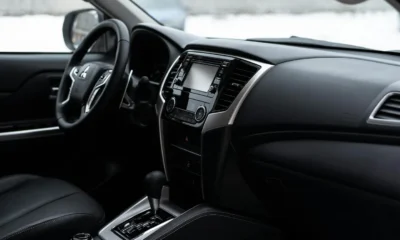 Documentos y tablero de un SUV para ilustrar "quali sono le auto immatricolabili autocarro n1" y la revisión de homologación antes de comprar un vehículo N1.