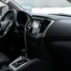 Documentos y tablero de un SUV para ilustrar "quali sono le auto immatricolabili autocarro n1" y la revisión de homologación antes de comprar un vehículo N1.