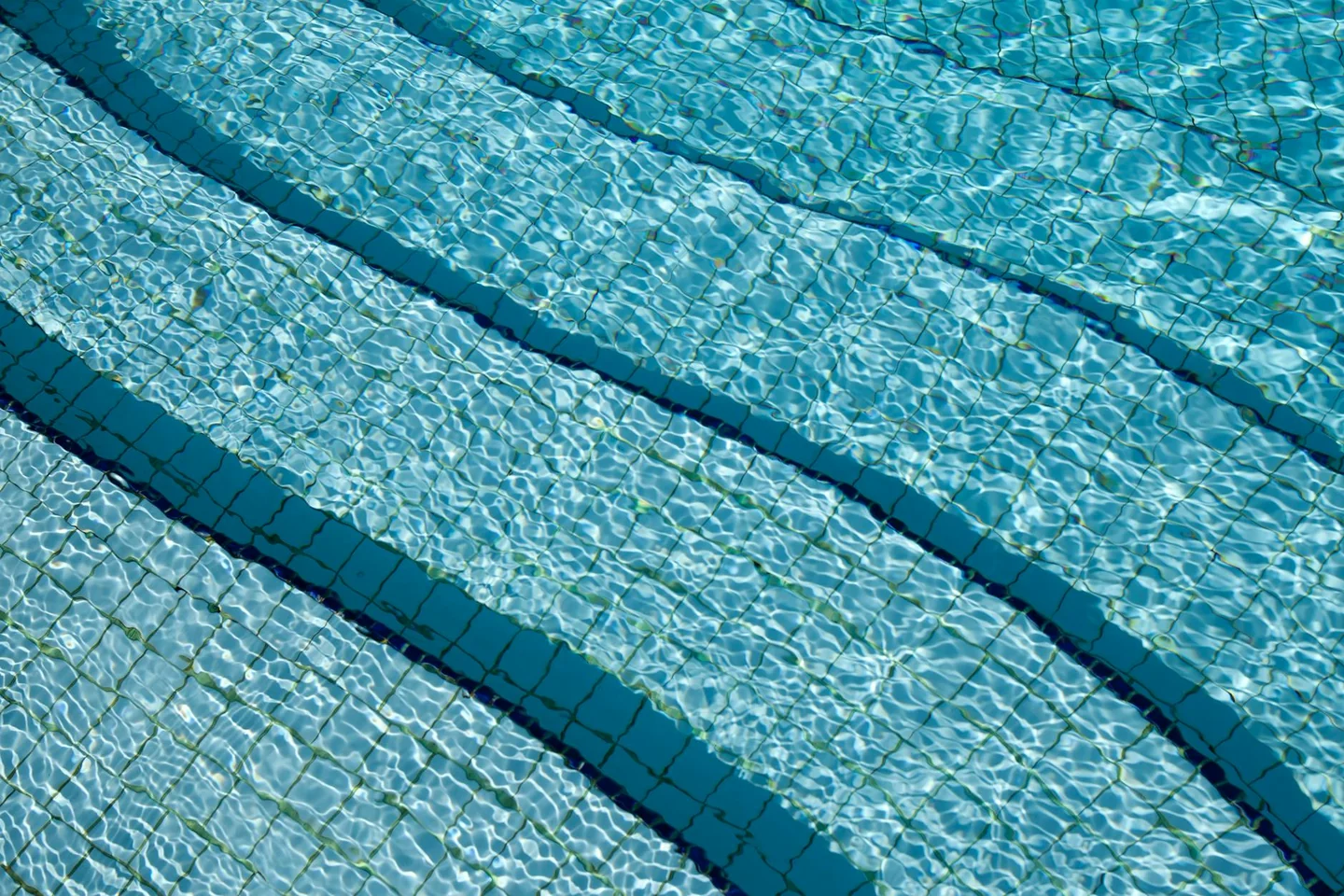 Agua de piscina para ilustrar el artículo sobre "posso mettere cloro e antialghe insieme" y el mantenimiento químico de la piscina.