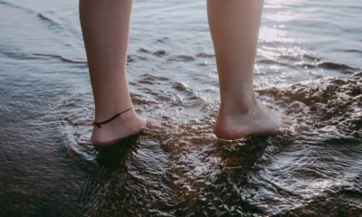 Foto de unas piernas con tobillos hinchados en verano para ilustrar perché in estate si gonfiano le gambe.