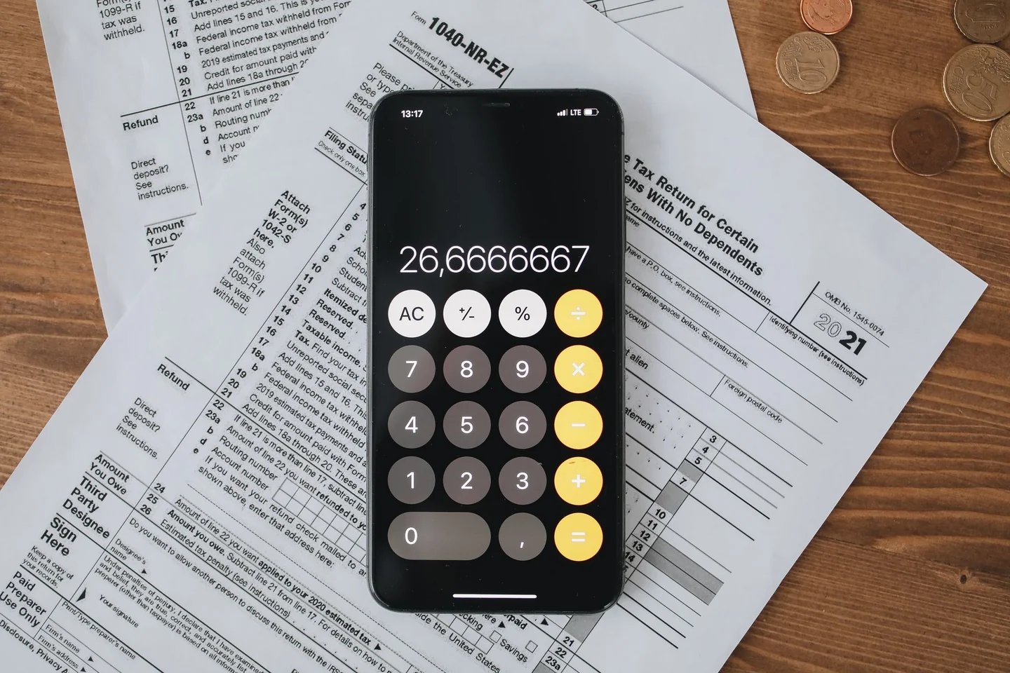 Documento fiscal con calculadora para ilustrar perché il 730 risulta a debito en un artículo sobre el conguaglio del 730.