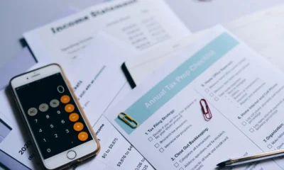 Documentos de impuestos y calculadora para ilustrar cosa succede se non si presenta il 730 en un artículo sobre plazos y sanciones.