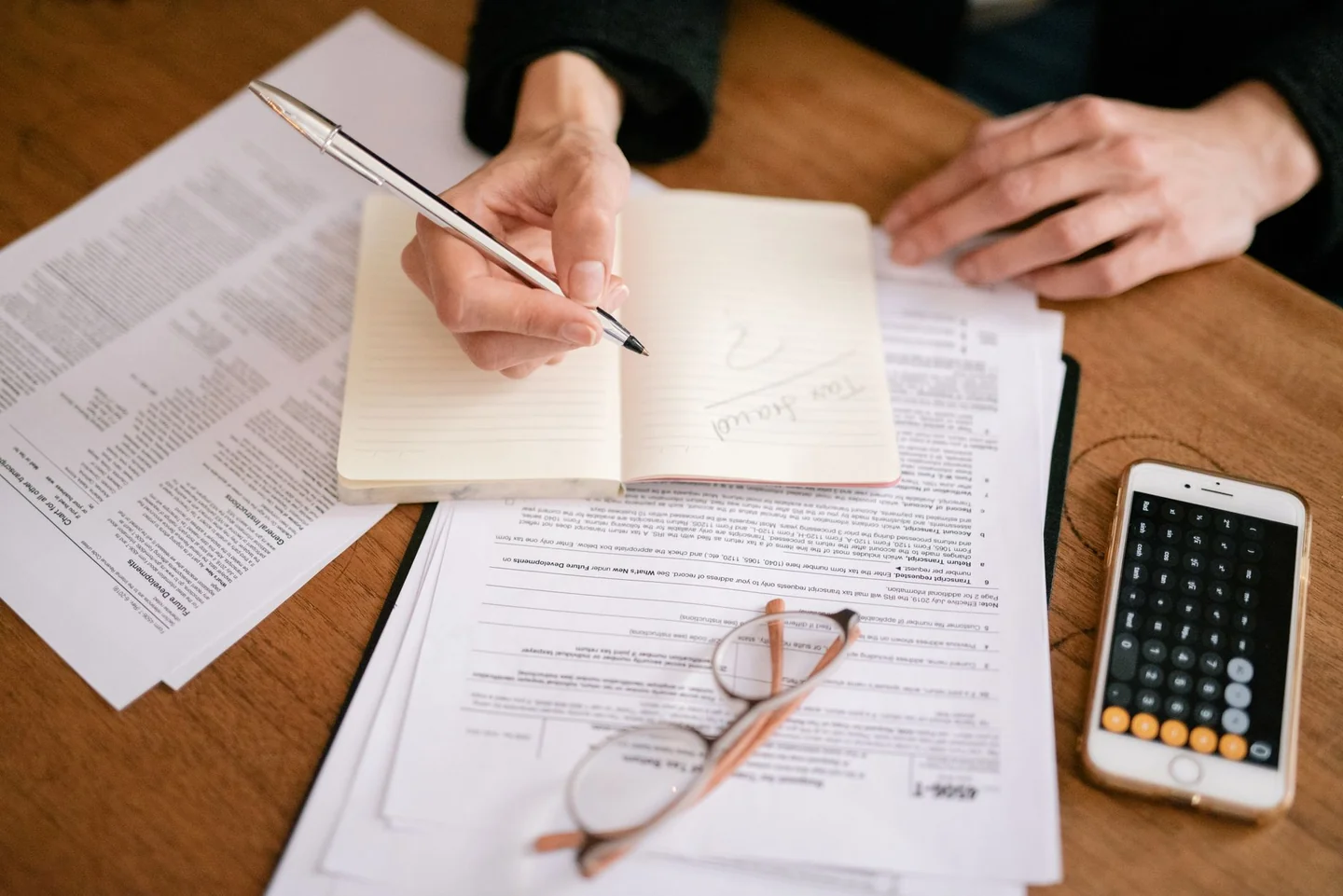 Documentos fiscales sobre un escritorio para ilustrar quando il 730 viene controllato dall’Agenzia delle Entrate en un contexto de revisión y espera de reembolso.