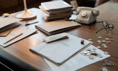 Documentos y calculadora sobre un escritorio para explicar chi è esonerato dalla dichiarazione dei redditi