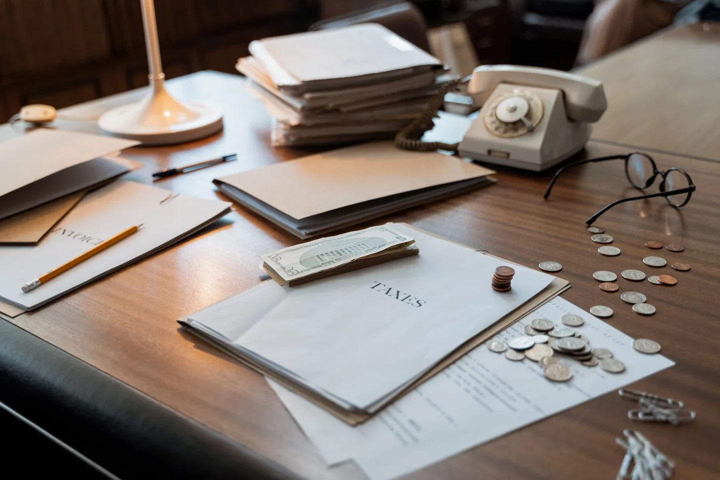 Documentos y calculadora sobre un escritorio para explicar chi è esonerato dalla dichiarazione dei redditi