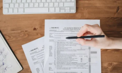 Persona revisando documentos sobre come correggere un 730 già inviato en una mesa de trabajo