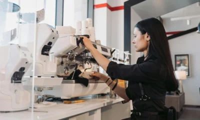 Imagen de un adolescente trabajando en un café para ilustrar "che lavoro posso fare a 16 anni senza diploma" en un contexto de primer empleo juvenil.