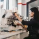 Imagen de un adolescente trabajando en un café para ilustrar "che lavoro posso fare a 16 anni senza diploma" en un contexto de primer empleo juvenil.