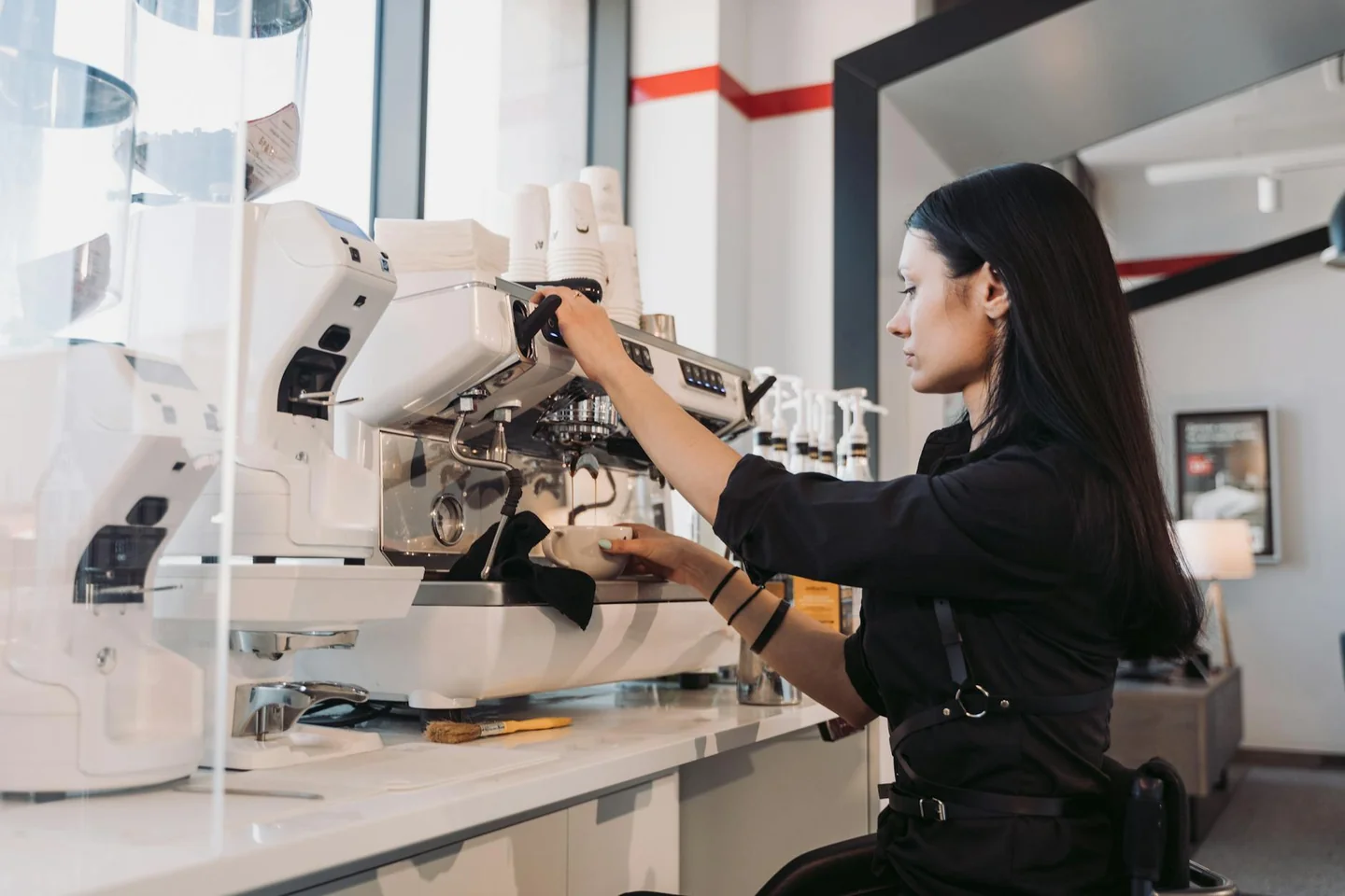 Imagen de un adolescente trabajando en un café para ilustrar "che lavoro posso fare a 16 anni senza diploma" en un contexto de primer empleo juvenil.