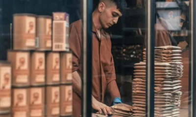 Foto de un adolescente trabajando en una tienda, útil para ilustrar che lavori si possono fare a 16 anni