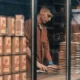 Foto de un adolescente trabajando en una tienda, útil para ilustrar che lavori si possono fare a 16 anni