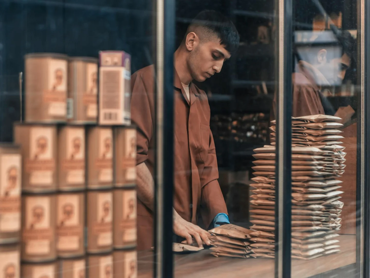 Foto de un adolescente trabajando en una tienda, útil para ilustrar che lavori si possono fare a 16 anni
