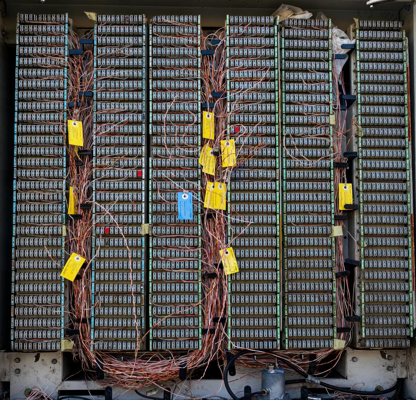 Equipo de central telefónica para ilustrar che cos'è una rete telefonica en un artículo sobre infraestructura y funcionamiento de las redes