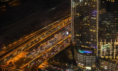 Fotografía de tráfico en autopista para ilustrar quando partire per evitare il traffico