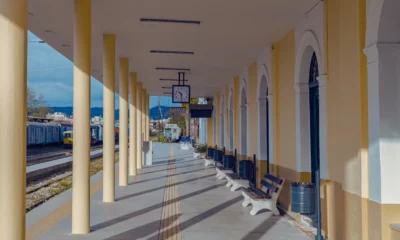 Imagen de una estación de tren para ilustrar dove andare in vacanza senza auto en un artículo sobre viajar sin coche.