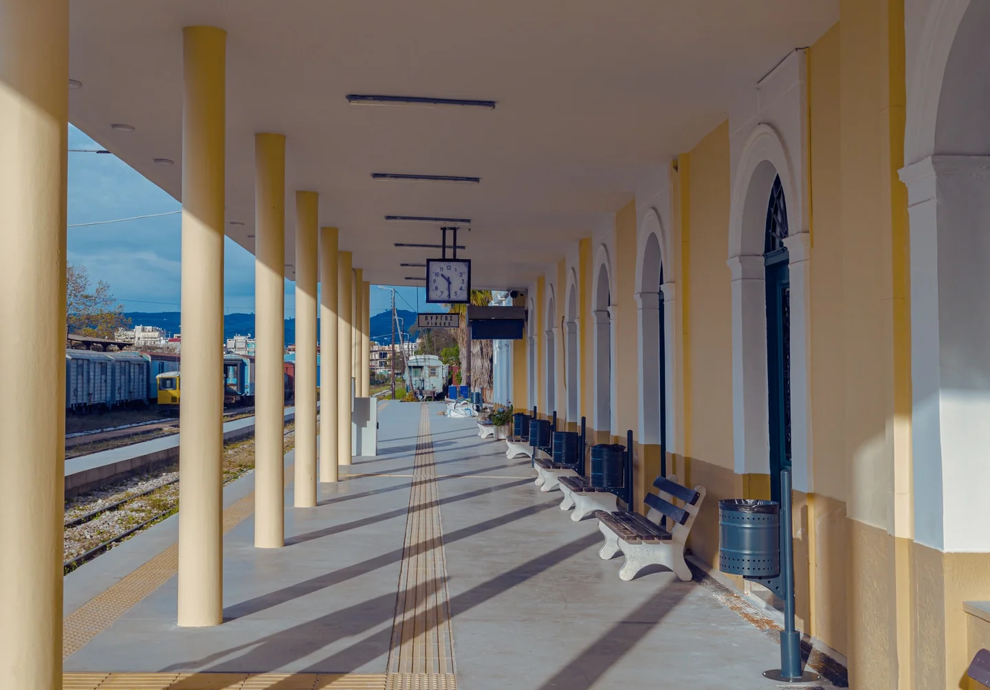 Imagen de una estación de tren para ilustrar dove andare in vacanza senza auto en un artículo sobre viajar sin coche.