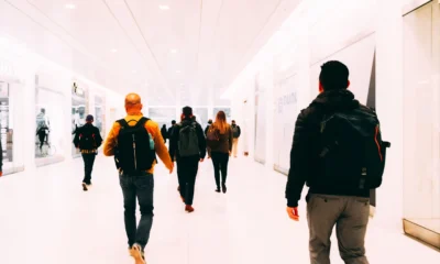 Imagen de un travel backpack airport para ilustrar el artículo sobre quale zaino scegliere per un viaggio in aereo en un contexto de viaje en avión.