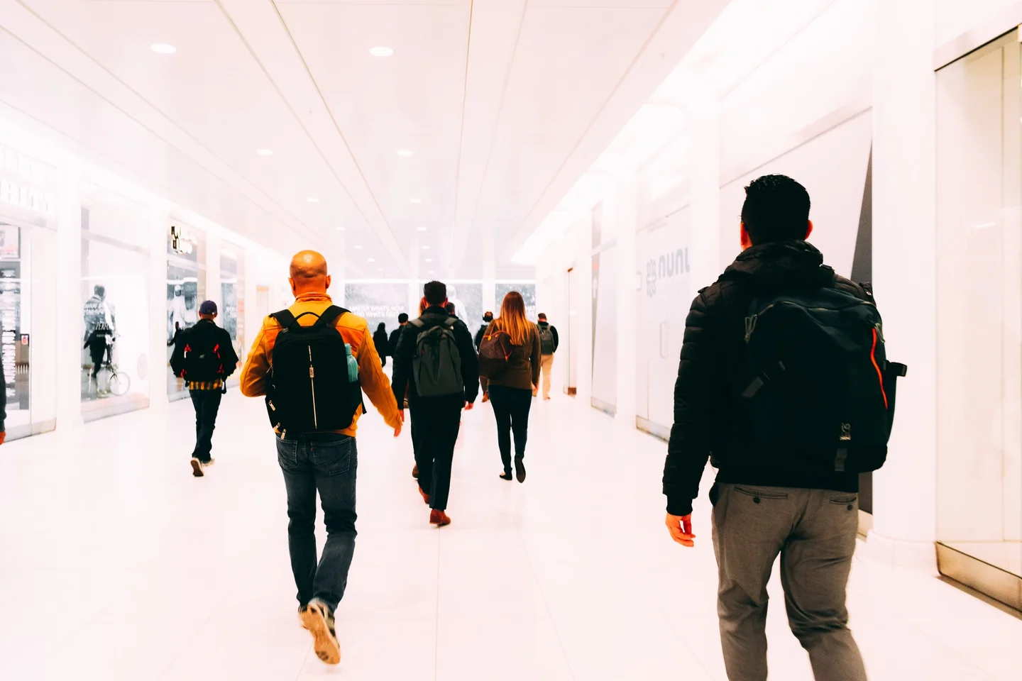 Imagen de un travel backpack airport para ilustrar el artículo sobre quale zaino scegliere per un viaggio in aereo en un contexto de viaje en avión.