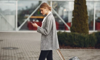 Persona revisando los ajustes del móvil para come attivare il roaming senza costi imprevisti antes de viajar