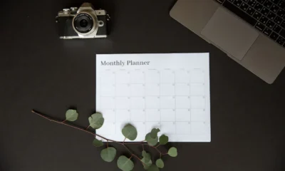 Un travel planner con calendario para ilustrar cuándo conviene buscar quando prenotare vacanze agosto y reservar sin pagar demasiado.