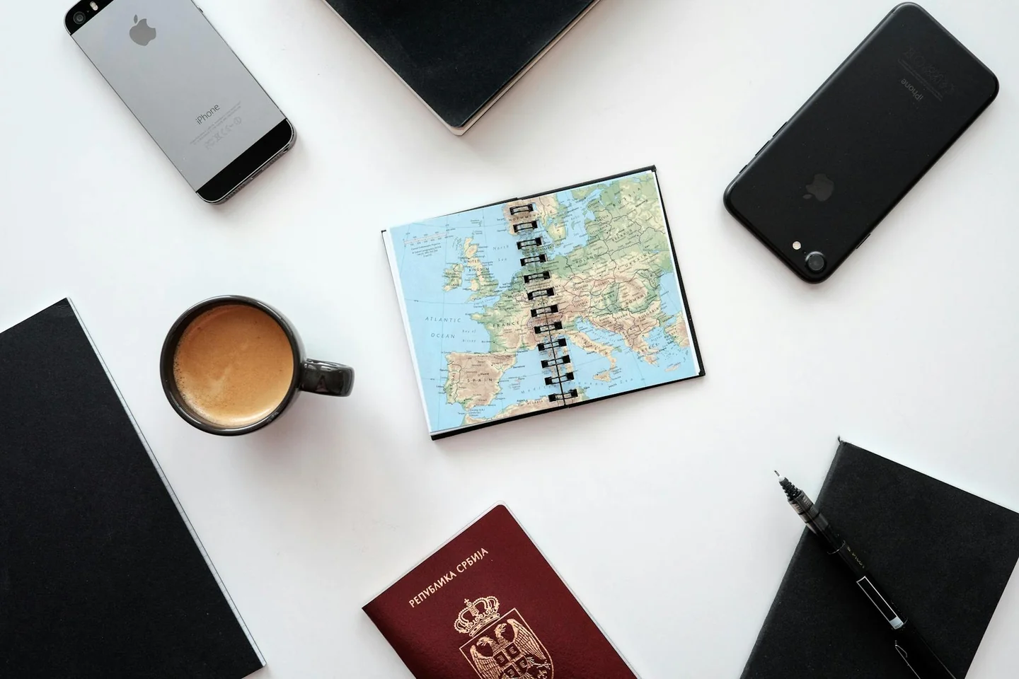 Cuaderno con planificación de viaje para ilustrar domande da fare ChatGPT vacanze en un artículo sobre cómo organizar vacaciones con ayuda de la IA.