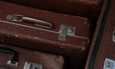 Persona usando una balanza para medir una maleta, ideal para el tema dove pesare la valigia prima del volo.