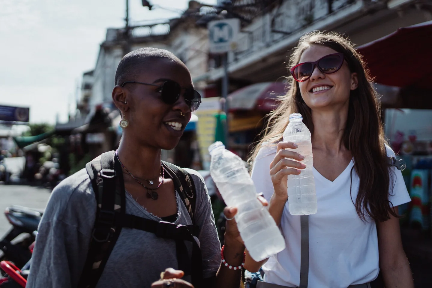 Una persona con una travel water bottle para ilustrar dove trovare acqua potabile in viaggio en un contexto de viaje y refill.