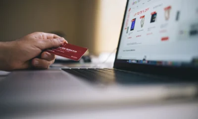 Persona revisando la seguridad de un portal de reservas para entender come capire sito viaggi affidabile antes de pagar online