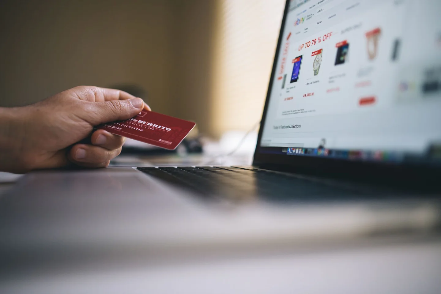 Persona revisando la seguridad de un portal de reservas para entender come capire sito viaggi affidabile antes de pagar online