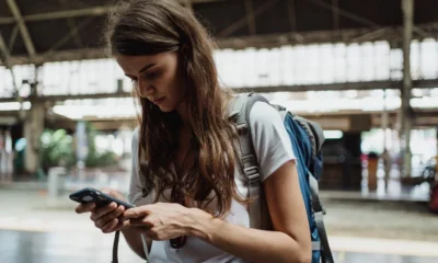 Traveler checking phone for quanto costa il roaming fuori dall’Unione Europea before an international trip
