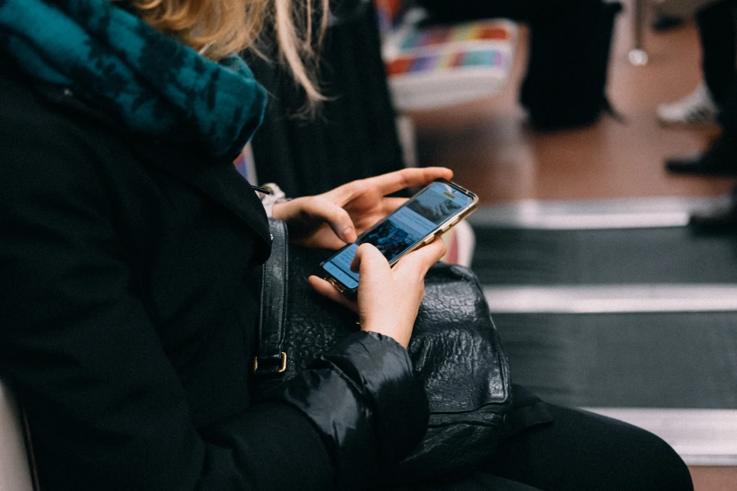 Foto de un traveler using smartphone relacionada con quanto costa una eSIM per viaggiare