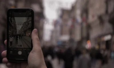 Persona viajando y usando el móvil para ilustrar come usare una eSIM quando si viaggia