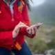 Un viajero usando el móvil para planificar una ruta, ideal para un artículo sobre quale app usare per viaggiare