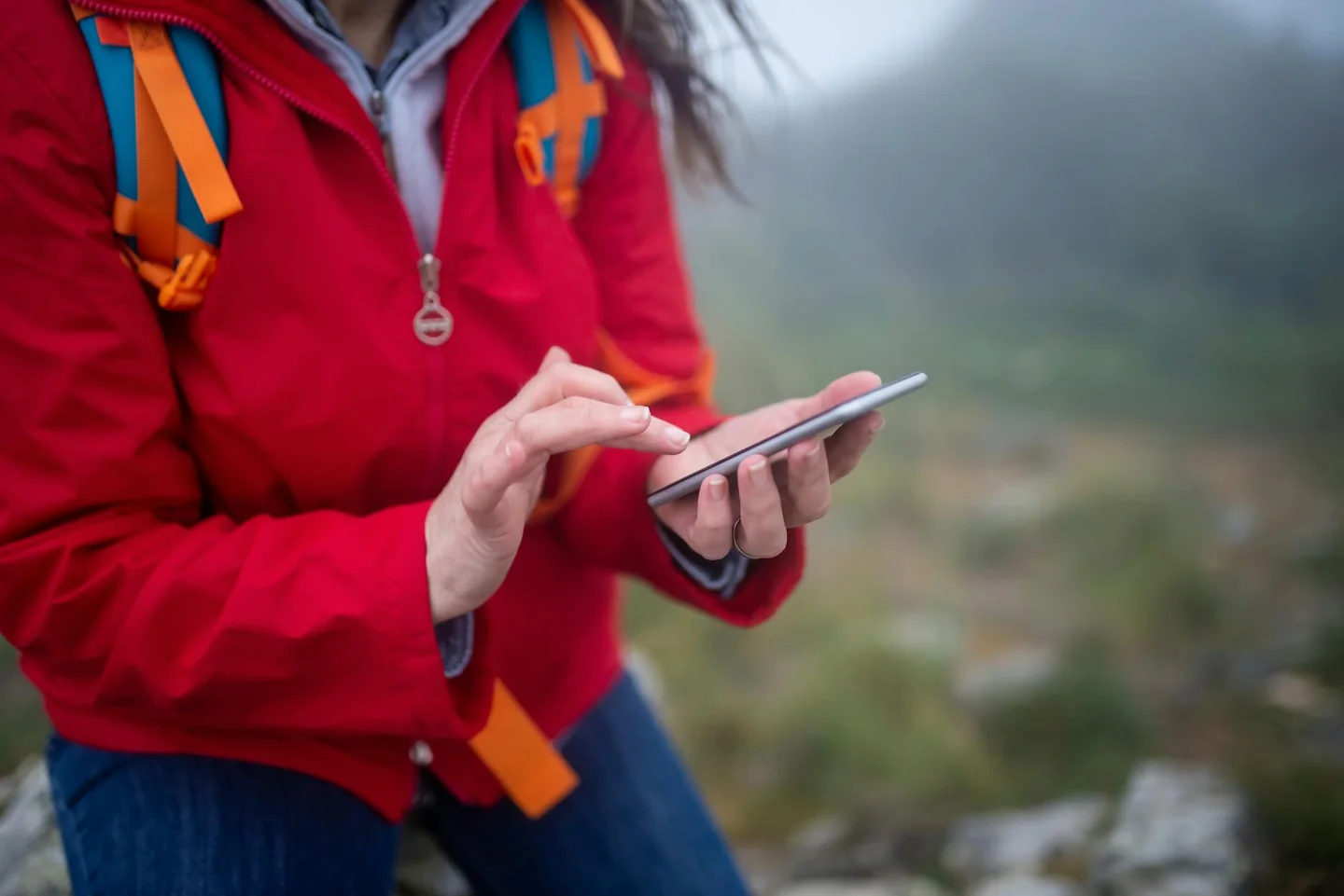 Un viajero usando el móvil para planificar una ruta, ideal para un artículo sobre quale app usare per viaggiare