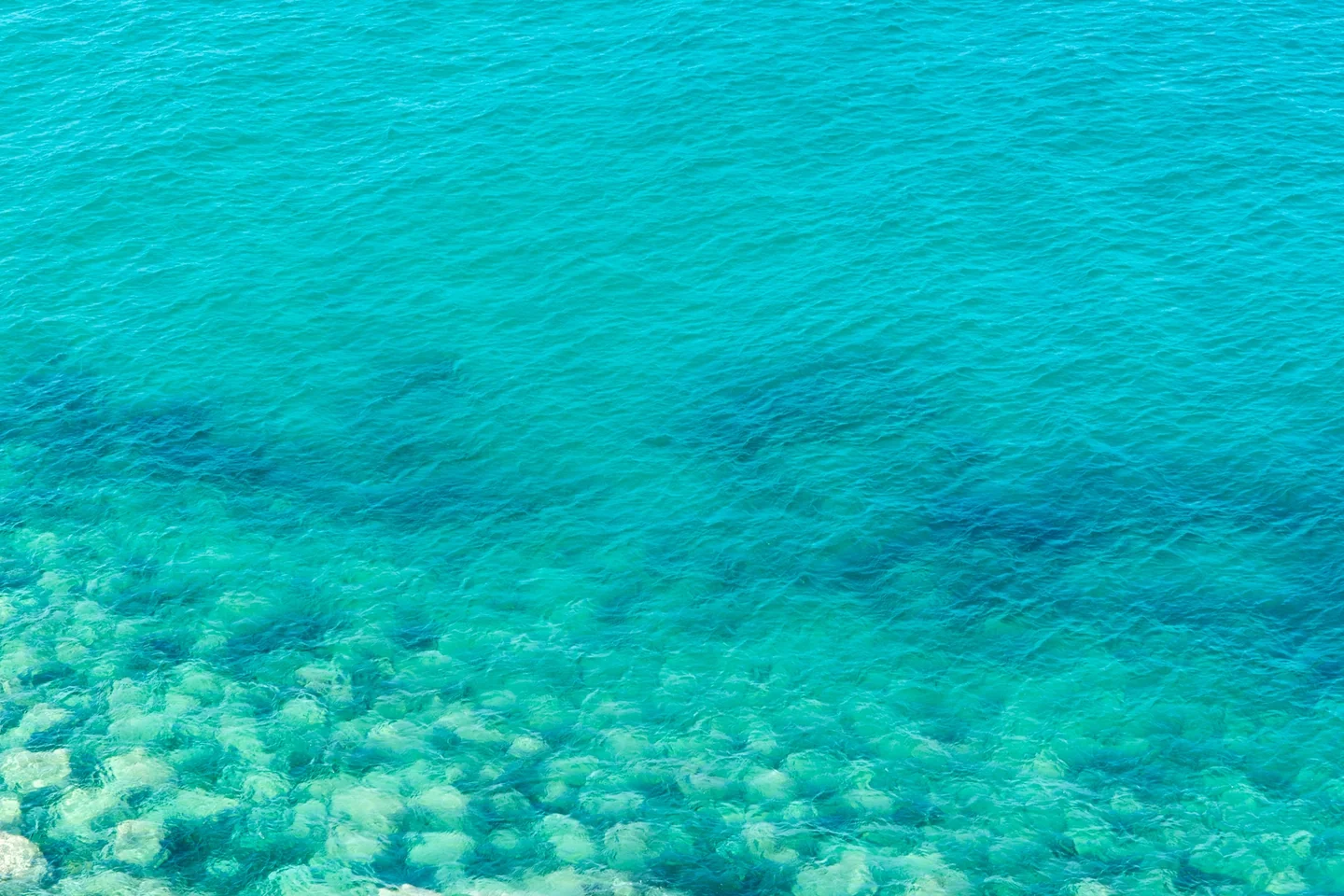 Imagen de agua turquesa en la costa para ilustrar perché il mare cambia colore de forma natural.