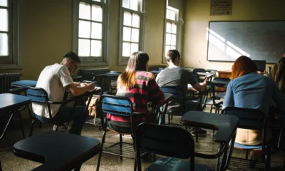 Foto de estudiantes haciendo un examen de acceso universitario para ilustrar perché alcune università sono a numero chiuso.