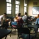 Foto de estudiantes haciendo un examen de acceso universitario para ilustrar perché alcune università sono a numero chiuso.