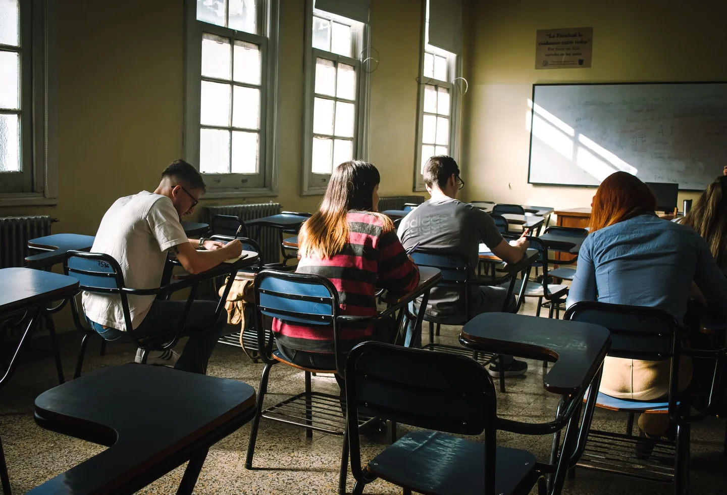 Foto de estudiantes haciendo un examen de acceso universitario para ilustrar perché alcune università sono a numero chiuso.