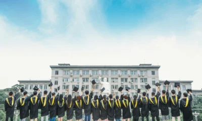 Foto de una universidad en ceremonia de graduación para ilustrar che media bisogna avere per laurearsi con 110 en un artículo sobre votos finales y tesi