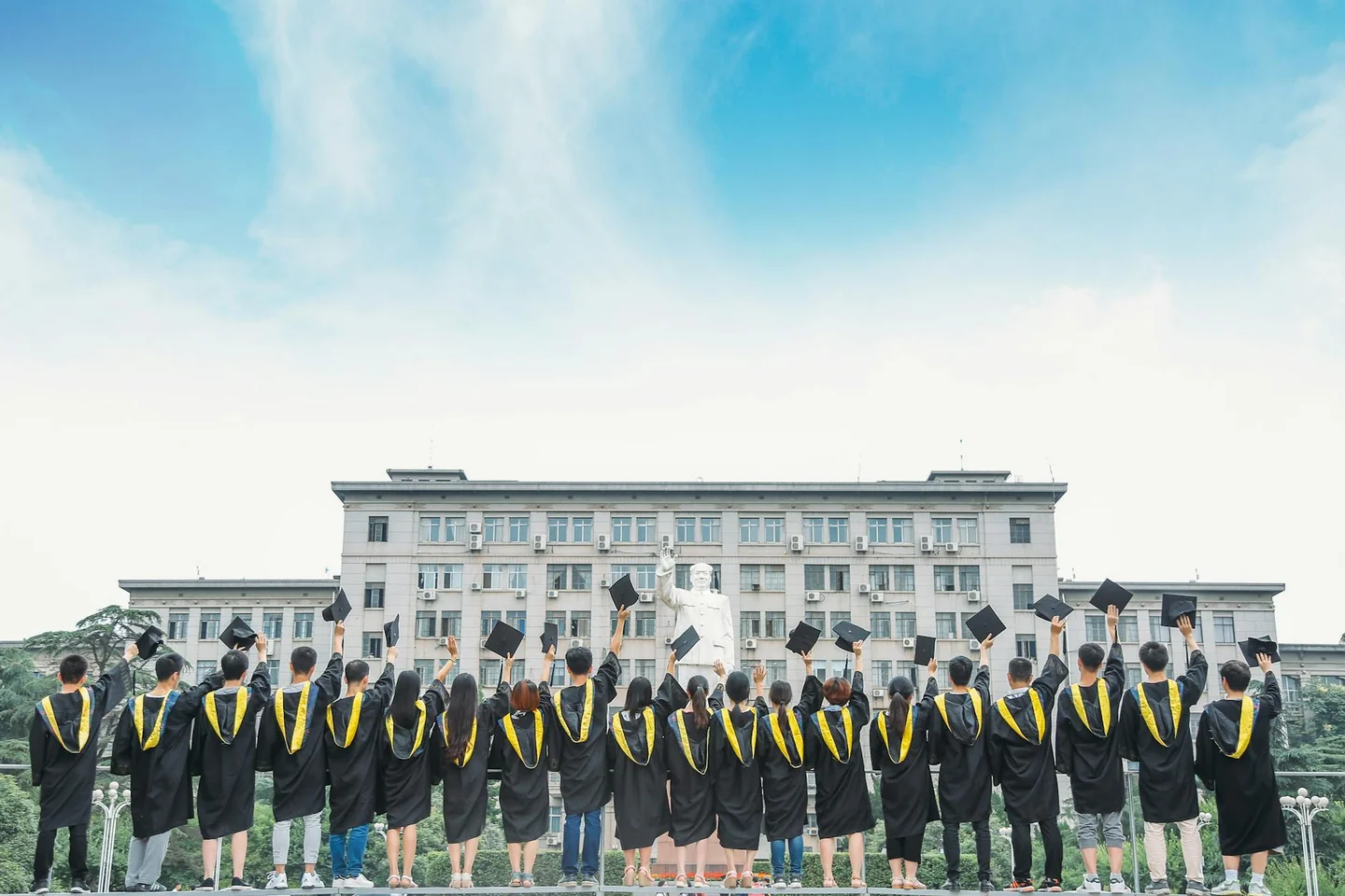 Foto de una universidad en ceremonia de graduación para ilustrar che media bisogna avere per laurearsi con 110 en un artículo sobre votos finales y tesi