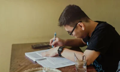 Estudiante revisando paperwork universitario relacionado con quando si può cambiare corso di laurea en una mesa de estudio