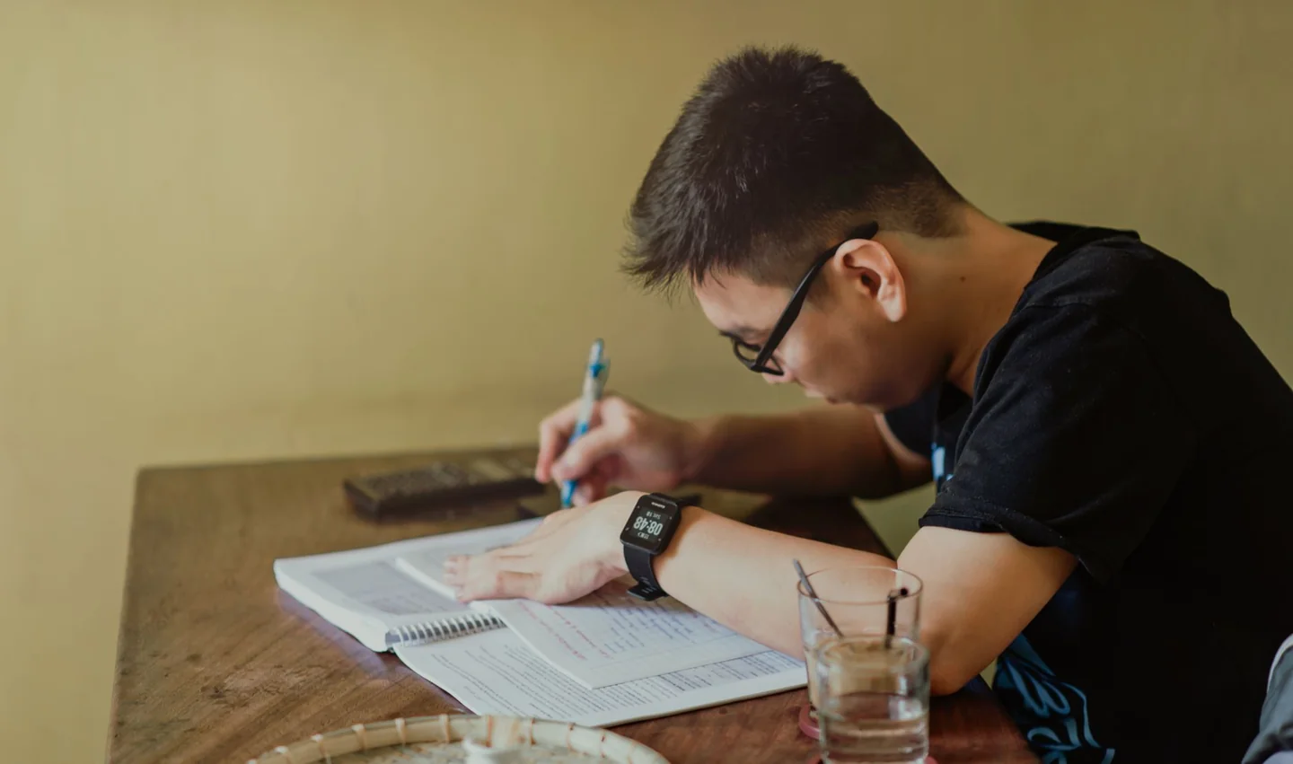 Estudiante revisando paperwork universitario relacionado con quando si può cambiare corso di laurea en una mesa de estudio